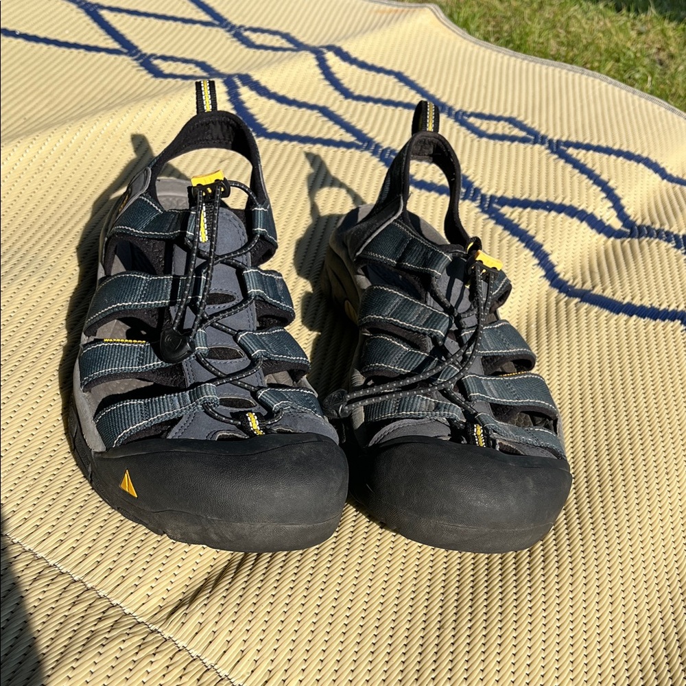 Keen Men’s Newport Sandals Black and Gray Sz 15  Good used condition